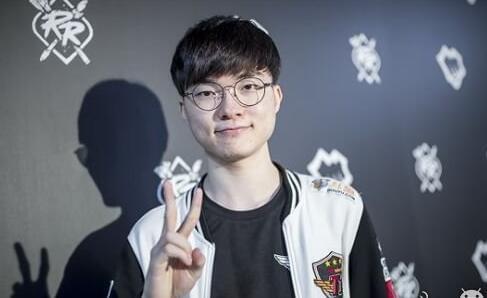 LPL 主持人席冉分享了2014 MSI决赛采访归还图片：再见成都，再见2025年的MSI