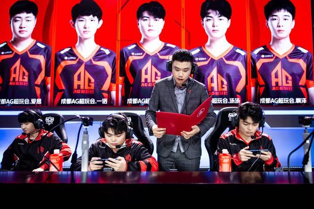 前 Royal Never Give Up 和 EDward Gaming 中路选手 Cryin 宣布他将暂时离开比赛：他计划在新赛季休息