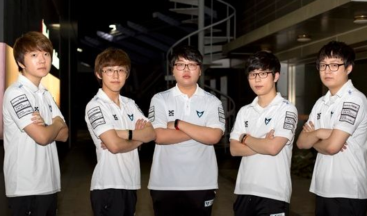 BLG公布2025赛季定妆照：Bin哥比，白／粉队服均出镜