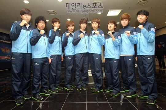 crashies 将继续为 Fnatic 参加 2025 年冠军赛，而 Leo 的未来仍然未知