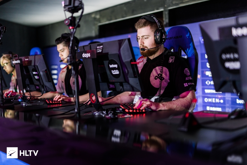 LPL female host Zhang Xiaowei posted a photo： I experienced betrayal and a car accident this year, but I survived unexpe