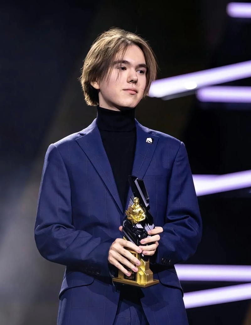 Invictus Gaming official： Happy birthday to head coach Daeny